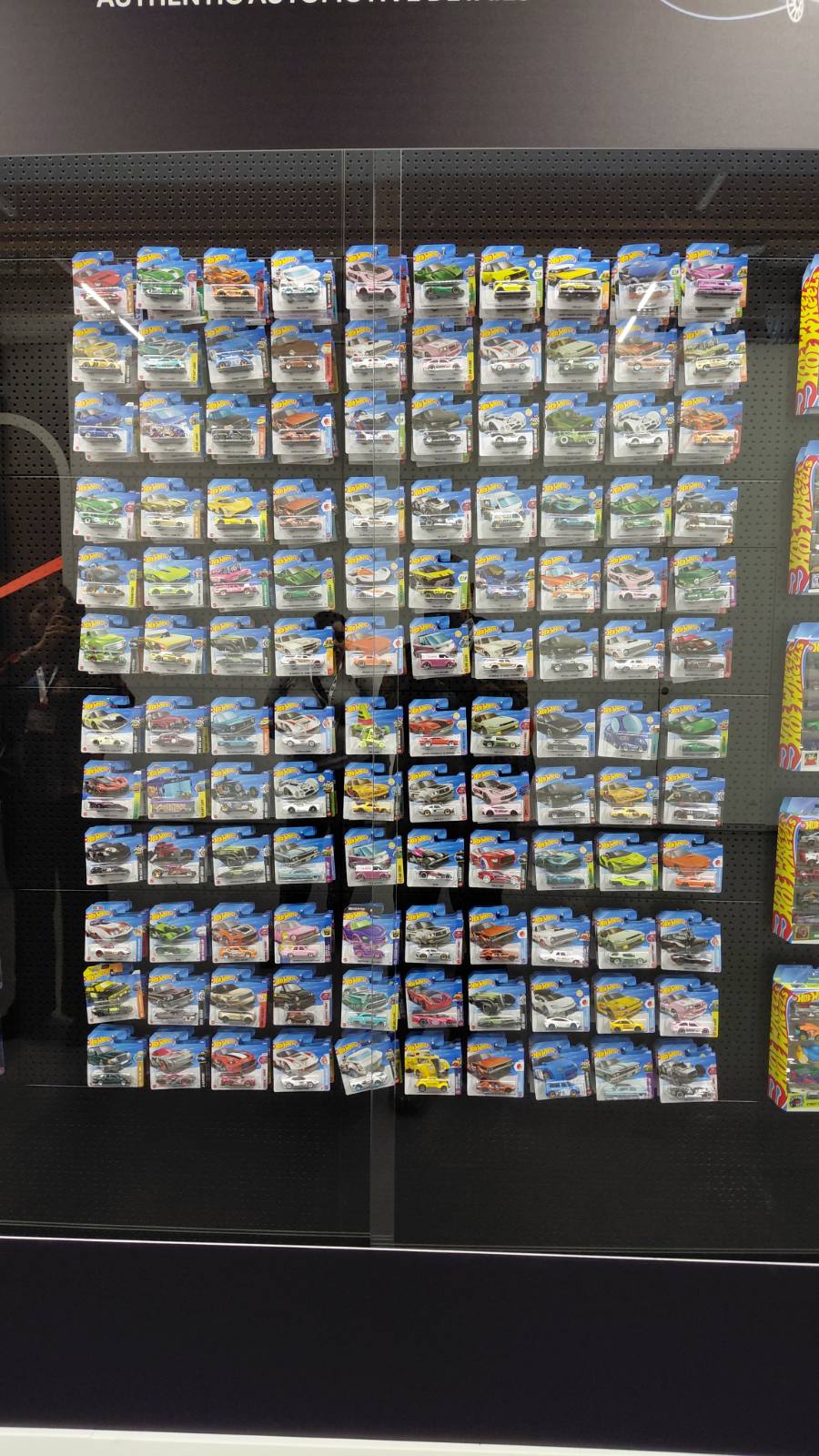 Полица со Hot Wheels автомобилчиња во продавница