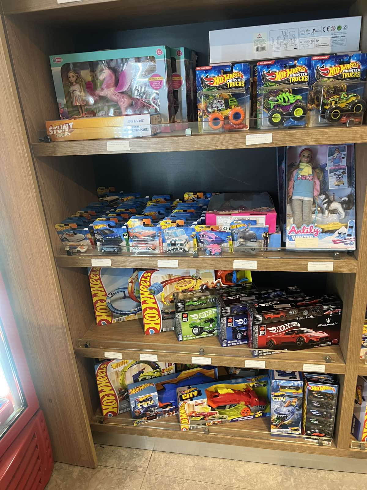 Hot Wheels и Barbie производи на полиците во продавница